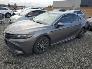 2022 Toyota Camry SE z VIN 4T1G11AK6NU056117, wystawiony jako Copart lot #88157115 z przebiegiem 42 037 mil mil oraz Szkoda całkowita • Salvage title. Historia ofert i sprzedaży dostępna na DreamBid. Obrazek 1.