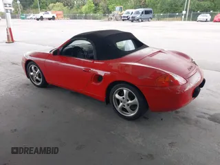 1999 Porsche Boxster z VIN WP0CA2985XU621543, wystawiony jako IAAI lot #42210875 z przebiegiem 93 609 mil mil oraz . Historia ofert i sprzedaży dostępna na DreamBid. Obrazek 3.