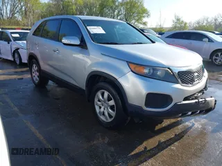 2012 Kia Sorento LX z VIN 5XYKT4A11CG240283, wystawiony jako IAAI lot #42000716 z przebiegiem 149 608 mil mil oraz . Historia ofert i sprzedaży dostępna na DreamBid. Obrazek 1.