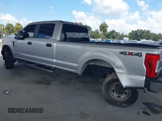 2019 Ford F-250 XL z VIN 1FT7W2BT7KED13259, wystawiony jako IAAI lot #42543359 z przebiegiem 136 511 mil mil oraz . Historia ofert i sprzedaży dostępna na DreamBid. Obrazek 3.
