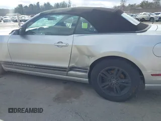2013 Ford Mustang V6 z VIN 1ZVBP8EMXD5242038, wystawiony jako IAAI lot #41744352 z przebiegiem 167 227 mil mil oraz . Historia ofert i sprzedaży dostępna na DreamBid. Obrazek 6.