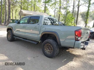 2022 Toyota Tacoma SR z VIN 3TMCZ5AN5NM518961, wystawiony jako IAAI lot #42148345 z przebiegiem 43 009 mil mil oraz . Historia ofert i sprzedaży dostępna na DreamBid. Obrazek 3.