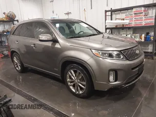 2014 Kia Sorento SX z VIN 5XYKWDA70EG452266, wystawiony jako IAAI lot #42233176 z przebiegiem 191 050 mil mil oraz . Historia ofert i sprzedaży dostępna na DreamBid. Obrazek 1.