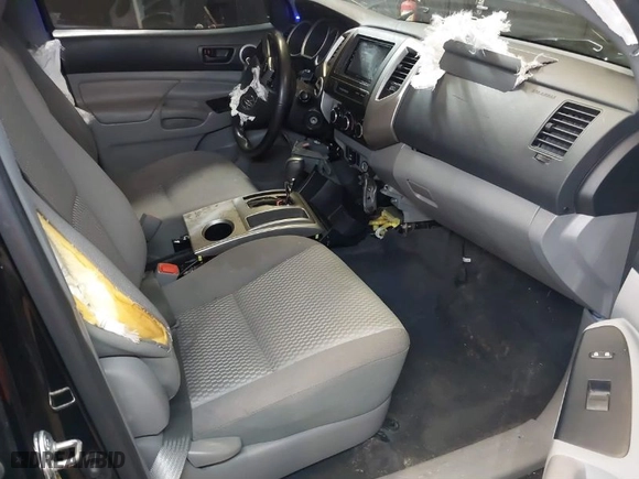 2015 Toyota Tacoma with VIN 3TMLU4ENXFM184303, listed as a IAAI auction lot 38677049 with 85,889 mi miles. Bid and sale history available at carsss.com. Image 5.