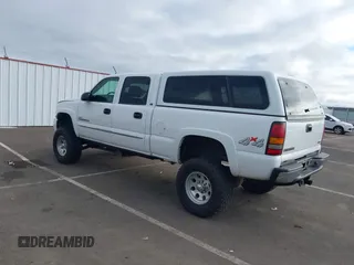 2005 GMC Sierra 2500HD SLE z VIN 1GTHK23245F887905, wystawiony jako IAAI lot #41680146 z przebiegiem 104 775 mil mil oraz . Historia ofert i sprzedaży dostępna na DreamBid. Obrazek 3.