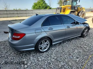 2013 Mercedes-Benz C 250 Sport z VIN WDDGF4HB6DA800964, wystawiony jako Copart lot #61640375 z przebiegiem 151 720 mil mil oraz Nie do naprawy • Non repairable. Historia ofert i sprzedaży dostępna na DreamBid. Obrazek 3.