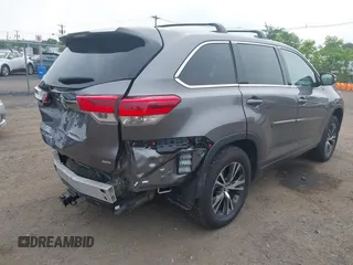2018 Toyota Highlander LE z VIN 5TDBZRFH1JS896873, wystawiony jako IAAI lot #42501993 z przebiegiem 63 877 mil mil oraz . Historia ofert i sprzedaży dostępna na DreamBid. Obrazek 4.
