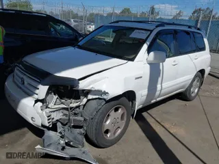 2006 Toyota Highlander w/3rd Row with VIN JTEDP21A360101571, listed as a IAAI auction lot 42019659 with 321,728 mi miles. Bid and sale history available at carsss.com. Image 2.