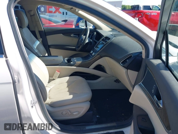 2017 Lincoln MKX Select z VIN 2LMPJ6KR0HBL15191, wystawiony jako IAAI lot #42161196 z przebiegiem 75 292 mil mil oraz . Historia ofert i sprzedaży dostępna na DreamBid. Obrazek 5.