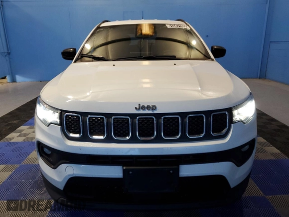 2023 Jeep Compass Latitude z VIN 3C4NJDBN0PT553621, wystawiony jako Copart lot #61347185 z przebiegiem 51 588 mil mil oraz Czysty tytuł • Clean title. Historia ofert i sprzedaży dostępna na DreamBid. Obrazek 5.