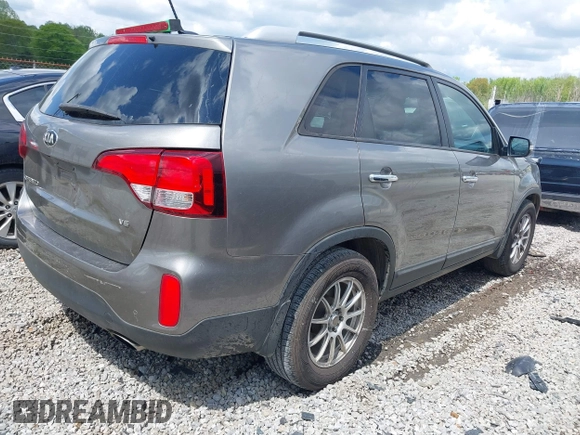 2015 Kia Sorento LX with VIN 5XYKT4A75FG640517, listed as a IAAI auction lot 42019468 with 135,710 mi miles. Bid and sale history available at carsss.com. Image 4.