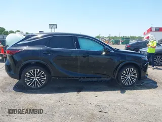 2024 Lexus RX 350 z VIN 2T2BAMBA1RC046647, wystawiony jako IAAI lot #42043636 z przebiegiem 2 595 mil mil oraz . Historia ofert i sprzedaży dostępna na DreamBid. Obrazek 13.