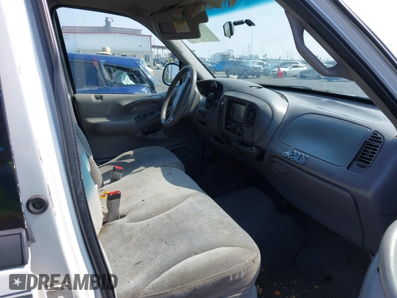 1998 Ford Expedition XLT with VIN 1FMRU176XWLA59524, listed as a IAAI auction lot 39809480 with 225,650 mi miles. Bid and sale history available at carsss.com. Image 5.