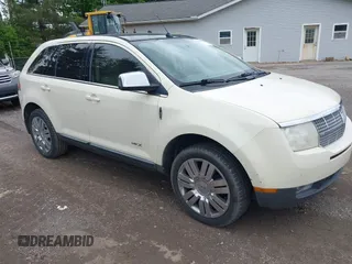 2008 Lincoln MKX z VIN 2LMDU68C18BJ27938, wystawiony jako IAAI lot #42318376 z przebiegiem 103 415 mil mil oraz . Historia ofert i sprzedaży dostępna na DreamBid. Obrazek 1.