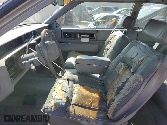 1990 Cadillac DeVille z VIN 1G6CD1339L4358825, wystawiony jako Copart lot #76901884 z przebiegiem 169 956 mil mil oraz Szkoda całkowita • Salvage title. Historia ofert i sprzedaży dostępna na DreamBid. Obrazek 7.