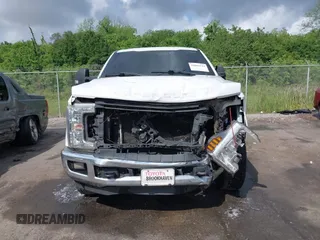 2019 Ford F-250 XL z VIN 1FT7X2A60KED30025, wystawiony jako IAAI lot #42062112 z przebiegiem 196 002 mil mil oraz . Historia ofert i sprzedaży dostępna na DreamBid. Obrazek 12.