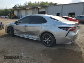 2022 Toyota Camry SE z VIN 4T1G11AK0NU666336, wystawiony jako Copart lot #41667525 z przebiegiem 68 545 mil mil oraz Szkoda całkowita • Salvage title. Historia ofert i sprzedaży dostępna na DreamBid. Obrazek 2.