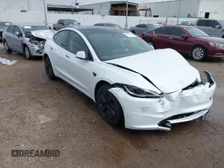 2025 Tesla Model 3 Long Range z VIN 5YJ3E1EB9SF904223, wystawiony jako IAAI lot #41611201 z przebiegiem 690 mil mil oraz . Historia ofert i sprzedaży dostępna na DreamBid. Obrazek 1.