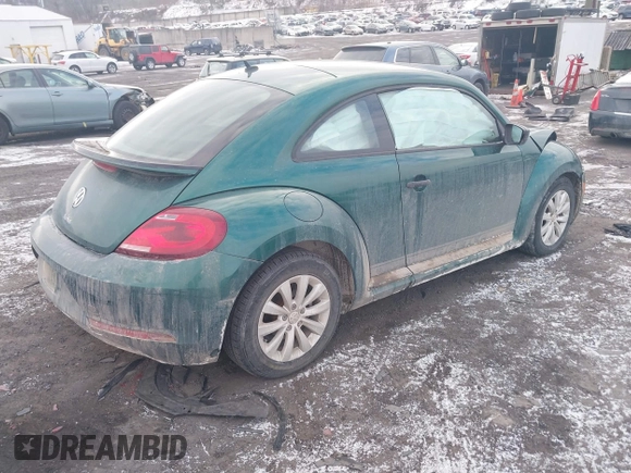 2018 Volkswagen Beetle S z VIN 3VWFD7AT7JM714915, wystawiony jako IAAI lot #41416623 z przebiegiem 49 134 mil mil oraz . Historia ofert i sprzedaży dostępna na DreamBid. Obrazek 4.