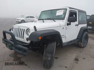 2013 Jeep Wrangler Sport z VIN 1C4AJWAG9DL653348, wystawiony jako IAAI lot #42096860 z przebiegiem 55 575 mil mil oraz . Historia ofert i sprzedaży dostępna na DreamBid. Obrazek 2.