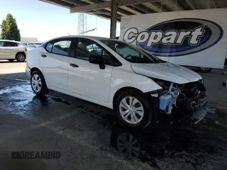2024 Nissan Versa S z VIN 3N1CN8DV2RL903966, wystawiony jako Copart lot #59211345 z przebiegiem 21 805 mil mil oraz Czysty tytuł • Clean title. Historia ofert i sprzedaży dostępna na DreamBid. Obrazek 4.