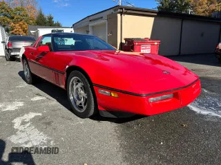 1990 Chevrolet Corvette z VIN 1G1YY2385L5119459, wystawiony jako Copart lot #51435295 z przebiegiem 51 537 mil mil oraz Czysty tytuł • Clean title. Historia ofert i sprzedaży dostępna na DreamBid. Obrazek 1.