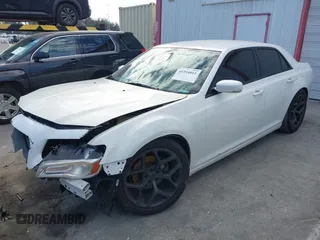2014 Chrysler 300 S z VIN 2C3CCABG5EH344712, wystawiony jako IAAI lot #41594011 z przebiegiem 173 310 mil mil oraz . Historia ofert i sprzedaży dostępna na DreamBid. Obrazek 2.