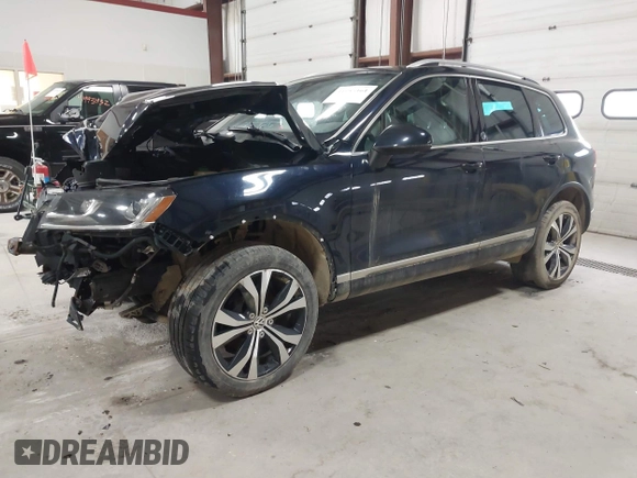 2017 Volkswagen Touareg Wolfsburg Edition z VIN WVGRF7BP0HD003232, wystawiony jako IAAI lot #41985161 z przebiegiem 165 850 mil mil oraz . Historia ofert i sprzedaży dostępna na DreamBid. Obrazek 18.