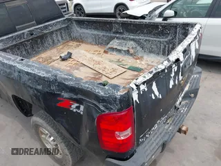 2008 Chevrolet Silverado 3500HD SRW 1LT z VIN 1GCHK33608F201663, wystawiony jako IAAI lot #42179114 z przebiegiem 381 560 mil mil oraz . Historia ofert i sprzedaży dostępna na DreamBid. Obrazek 18.