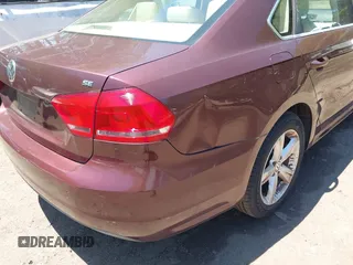 2012 Volkswagen Passat SE z VIN 1VWBP7A30CC107216, wystawiony jako IAAI lot #42545676 z przebiegiem 151 417 mil mil oraz . Historia ofert i sprzedaży dostępna na DreamBid. Obrazek 6.