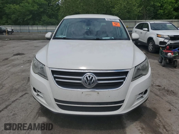 2011 Volkswagen Tiguan S z VIN WVGAV7AX0BW528675, wystawiony jako Copart lot #57862685 z przebiegiem 135 991 mil mil oraz Czysty tytuł • Clean title. Historia ofert i sprzedaży dostępna na DreamBid. Obrazek 5.