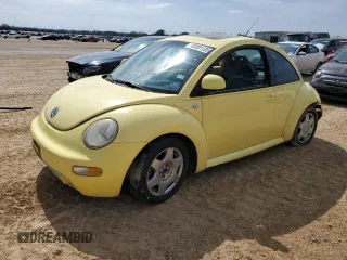 2000 Volkswagen Beetle GLX with VIN 3VWDD21CXYM493847, listed as a Copart auction lot 45301135 with 141,676 mi miles and Salvage Title. Bid and sale history available at DreamBid. Image 1.