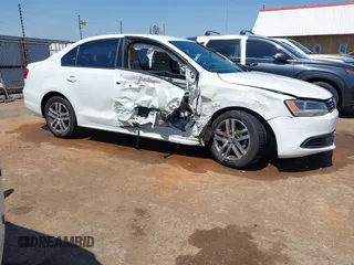2014 Volkswagen Jetta SE z VIN 3VWD17AJ5EM267330, wystawiony jako IAAI lot #42003039 z przebiegiem 153 591 mil mil oraz . Historia ofert i sprzedaży dostępna na DreamBid. Obrazek 13.