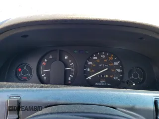 1990 Geo Prizm z VIN 1Y1SK5164LZ075024, wystawiony jako Copart lot #70294584 z przebiegiem 197 610 mil mil oraz Tytuł czysty. Historia ofert i sprzedaży dostępna na DreamBid. Obrazek 9.