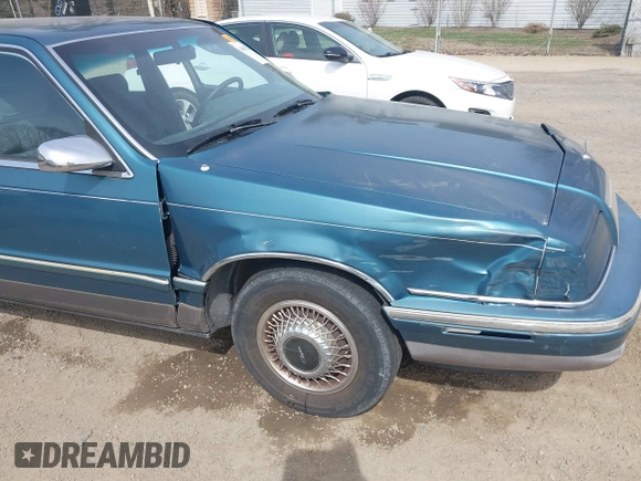 1993 Chrysler New Yorker z VIN 1C3XV66R5PD188692, wystawiony jako IAAI lot #41832600 z przebiegiem 146 380 mil mil oraz . Historia ofert i sprzedaży dostępna na DreamBid. Obrazek 6.