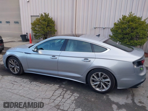 2024 Audi A5 Sportback Premium z VIN WAUABCF57RA023069, wystawiony jako IAAI lot #39079825 z przebiegiem 2 810 mil mil oraz . Historia ofert i sprzedaży dostępna na DreamBid. Obrazek 14.