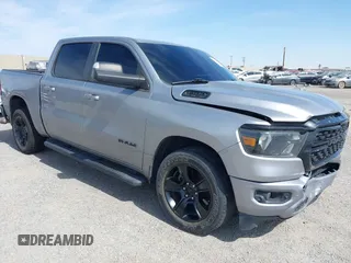 2022 Ram 1500 Big Horn z VIN 1C6RREFT3NN157681, wystawiony jako IAAI lot #42358287 z przebiegiem 106 659 mil mil oraz . Historia ofert i sprzedaży dostępna na DreamBid. Obrazek 1.