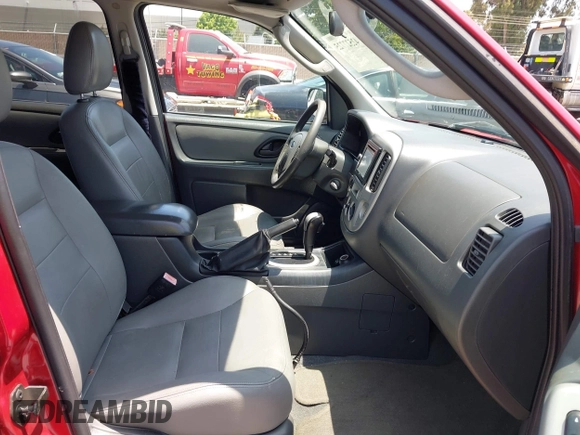 2006 Ford Escape XLT z VIN 1FMYU93126KC43561, wystawiony jako IAAI lot #42527725 z przebiegiem 141 174 mil mil oraz . Historia ofert i sprzedaży dostępna na DreamBid. Obrazek 5.