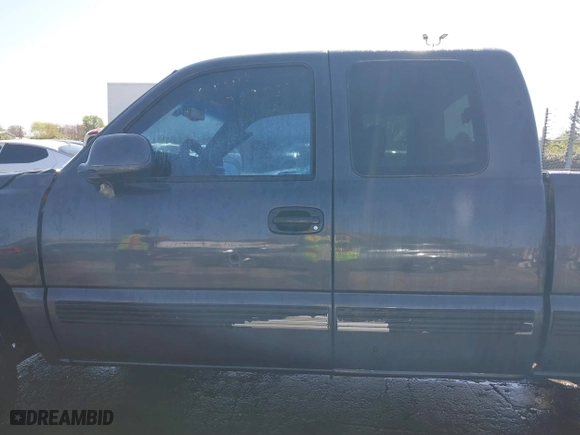 2000 Chevrolet Silverado 1500 LS with VIN 1GCEK19T2YE108024, listed as a IAAI auction lot 41880064 with 299,240 mi miles. Bid and sale history available at carsss.com. Image 14.
