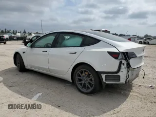 2021 Tesla Model 3 Standard Range Plus z VIN 5YJ3E1EA7MF084900, wystawiony jako Copart lot #53090765 z przebiegiem 42 226 mil mil oraz Nie do naprawy. Historia ofert i sprzedaży dostępna na DreamBid. Obrazek 2.