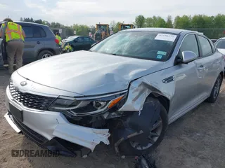 2020 Kia Optima LX z VIN 5XXGT4L38LG444734, wystawiony jako IAAI lot #42220277 z przebiegiem 56 105 mil mil oraz . Historia ofert i sprzedaży dostępna na DreamBid. Obrazek 6.