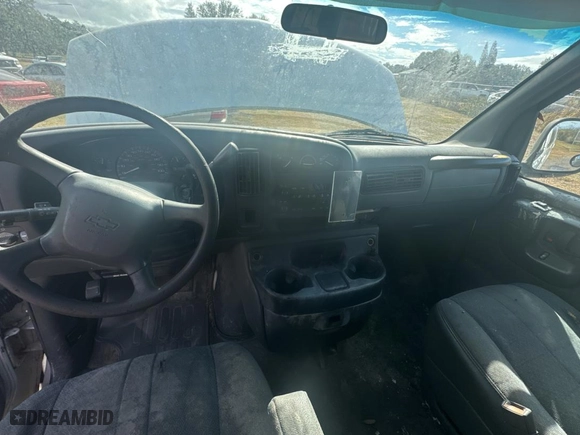 2002 Chevrolet Express Van with VIN 1GAHG39R921243538, listed as a Copart auction lot 84914624 with 512,936 mi miles and Clean Title. Bid and sale history available at carsss.com. Image 9.