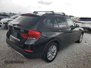 2015 BMW X1 xDrive28i z VIN WBAVL1C5XFVY35591, wystawiony jako Copart lot #59353955 z przebiegiem 86 462 mil mil oraz Tytuł czysty. Historia ofert i sprzedaży dostępna na DreamBid. Obrazek 3.