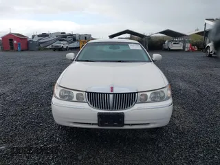 1999 Lincoln Town Car Signature z VIN 1LNFM82W0XY603679, wystawiony jako IAAI lot #41871509 z przebiegiem 109 638 mil mil oraz . Historia ofert i sprzedaży dostępna na DreamBid. Obrazek 12.