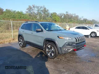 2014 Jeep Cherokee Trailhawk z VIN 1C4PJMBS2EW212341, wystawiony jako IAAI lot #40672694 z przebiegiem 108 622 mil mil oraz . Historia ofert i sprzedaży dostępna na DreamBid. Obrazek 1.