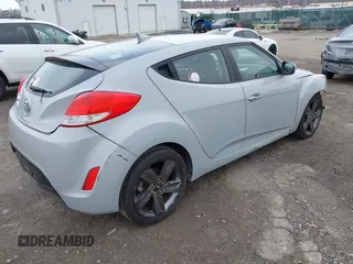 2013 Hyundai Veloster w/Gray Int z VIN KMHTC6AD3DU140949, wystawiony jako IAAI lot #41883011 z przebiegiem 108 247 mil mil oraz . Historia ofert i sprzedaży dostępna na DreamBid. Obrazek 4.
