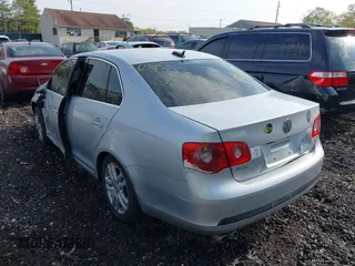 2006 Volkswagen Jetta 2.5L с VIN 3VWSG71K46M633522, выставлен на аукционе IAAI как лот 42175391 с пробегом Не указан миль и . История ставок и продаж доступна на DreamBid. Изображение 3.