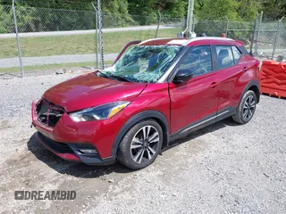 2019 Nissan Kicks SV z VIN 3N1CP5CU2KL493953, wystawiony jako IAAI lot #42142948 z przebiegiem 101 650 mil mil oraz . Historia ofert i sprzedaży dostępna na DreamBid. Obrazek 2.