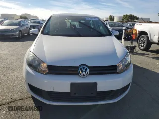 2014 Volkswagen Golf z VIN WVWDB7AJ2EW003496, wystawiony jako Copart lot #75106174 z przebiegiem 70 509 mil mil oraz Czysty tytuł • Clean title. Historia ofert i sprzedaży dostępna na DreamBid. Obrazek 5.