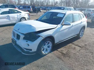 2015 BMW X1 xDrive28i z VIN WBAVL1C57FVY25598, wystawiony jako IAAI lot #41860463 z przebiegiem Nie podano mil oraz . Historia ofert i sprzedaży dostępna na DreamBid. Obrazek 2.
